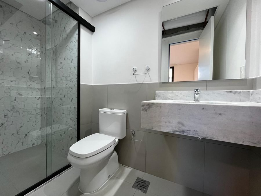 Innova Las Mercedes, baño con mármol