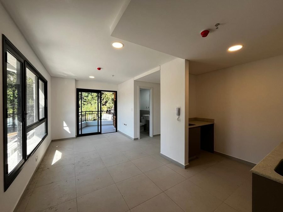 Innova Las Mercedes, living con balcón